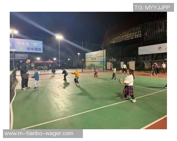 火车公园足球场周边活动丰富亲子互动与运动健身的完美结合 火车公园足球场周边活动丰富亲子互动与运动健身的完美结合